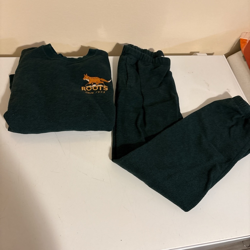 Roots Women’s Dark Green Fox Joggers + sweatshirt set